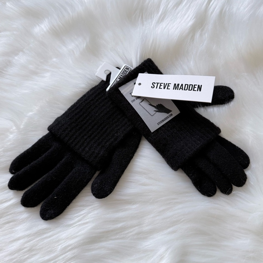 NWT - Steve Madden Knit Tech Gloves